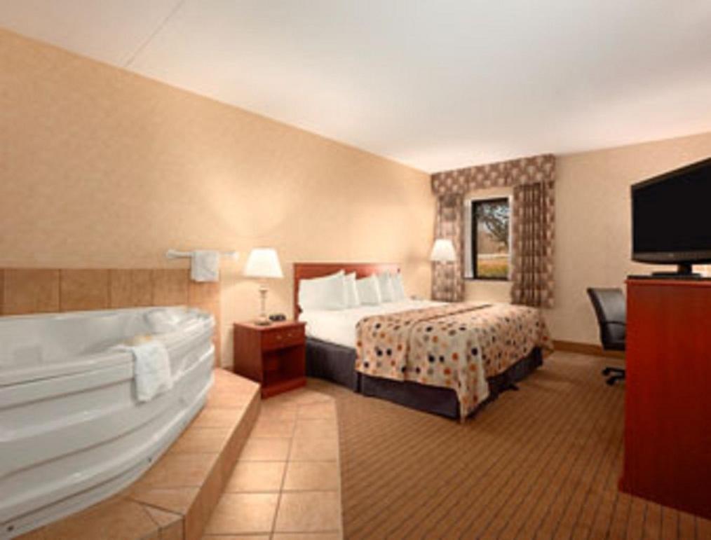 Hotel Baymont By Wyndham Elkhart Habitación foto